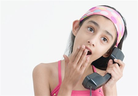 Gros plan d'une jeune fille tenant un récepteur téléphonique Photographie de stock - Premium Libres de Droits, Code: 630-01492256