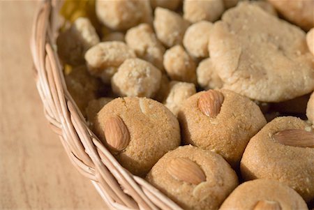 simsearch:630-01709492,k - Close-up of sweets and cookies in a wicker basket Stock Photo - Premium Royalty-Free, Code: 630-01492297