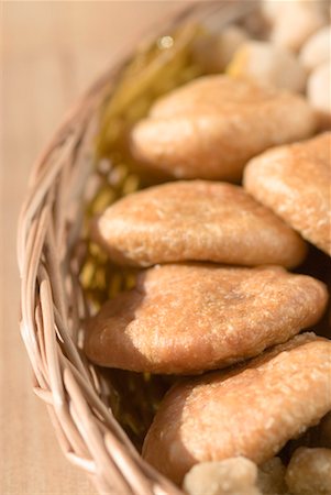 simsearch:630-01709492,k - Close-up of sweets and cookies in a wicker basket Stock Photo - Premium Royalty-Free, Code: 630-01492298