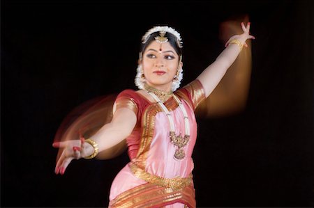 exposure - Young woman performing Bharatnatyam Foto de stock - Sin royalties Premium, Código: 630-01492352