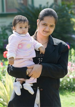 Portrait d'une jeune femme portant sa fille Photographie de stock - Premium Libres de Droits, Code: 630-01492635