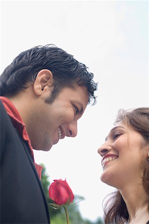 simsearch:400-07216352,k - Vue d'angle faible d'un jeune couple souriant Photographie de stock - Premium Libres de Droits, Code: 630-01492939