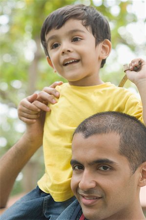 Close-up of a young man carrying a boy on his shoulders Foto de stock - Sin royalties Premium, Código: 630-01493026