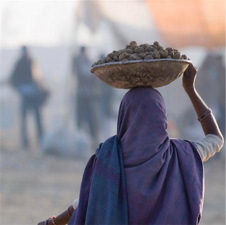 daily - Rear view of a woman carrying a tub of stones Foto de stock - Sin royalties Premium, Código: 630-01493130