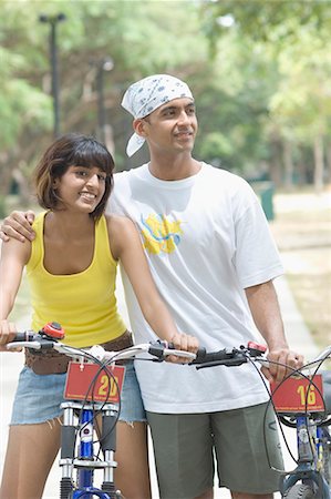 simsearch:630-01296756,k - Young couple with bicycles on the road Foto de stock - Sin royalties Premium, Código: 630-01708046