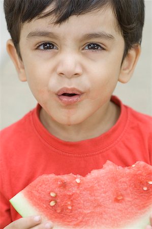 Portrait of a boy holding a watermelon slice Foto de stock - Sin royalties Premium, Código: 630-01708126
