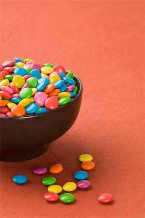 simsearch:630-01709492,k - Candies assorted near a bowl of candies Stock Photo - Premium Royalty-Free, Code: 630-01709465