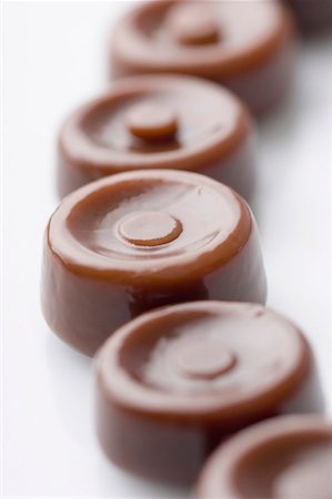 simsearch:630-01709492,k - Close-up of brown candies in a row Stock Photo - Premium Royalty-Free, Code: 630-01709511