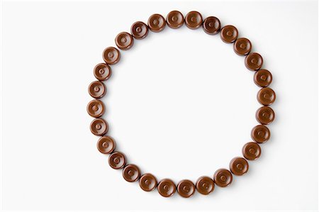 simsearch:630-01709492,k - High angle view of brown candies arranged in the form of a circle Stock Photo - Premium Royalty-Free, Code: 630-01709512