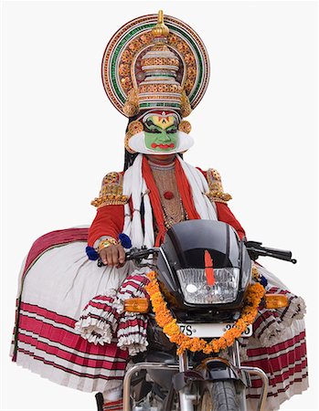 Kathakali dance performer riding a motorcycle Foto de stock - Sin royalties Premium, Código: 630-01709984