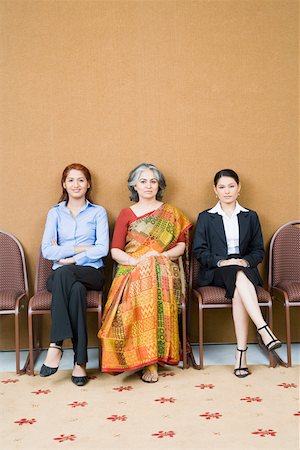 Portrait of three businesswomen sitting on chairs Foto de stock - Sin royalties Premium, Código: 630-01874002