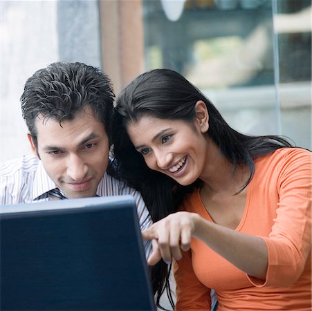 Gros plan d'un jeune couple à l'aide d'un ordinateur portable Photographie de stock - Premium Libres de Droits, Code: 630-01874506