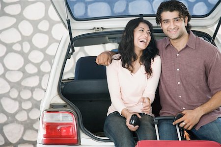 simsearch:630-01296756,k - Young couple sitting on the boot of a car and smiling Foto de stock - Sin royalties Premium, Código: 630-01874785