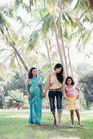 simsearch:630-01296751,k - Mature woman walking with her two daughters in a park Stock Photo - Premium Royalty-Free, Code: 630-01874892