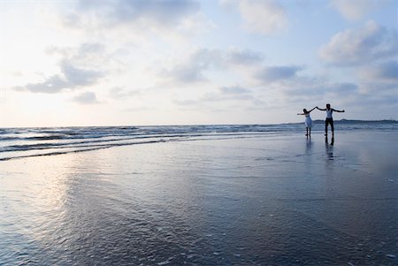 romantic couples anonymous - Couple walking on the beach Stock Photo - Premium Royalty-Free, Code: 630-01875155