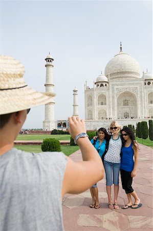 simsearch:841-07600089,k - Rear view of a young man taking a picture of three young women, Taj Mahal, Agra, Uttar Pradesh, India Foto de stock - Sin royalties Premium, Código: 630-01876271