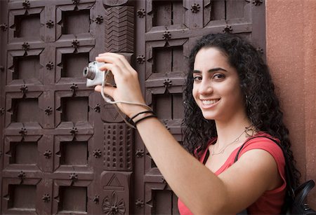simsearch:630-01876527,k - Portrait d'une jeune femme de prendre une photo avec un appareil photo numérique, Taj Mahal, Agra, Uttar Pradesh, Inde Photographie de stock - Premium Libres de Droits, Code: 630-01876324