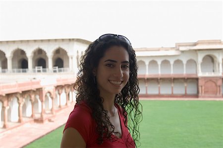 simsearch:630-01872552,k - Portrait of a young woman smiling Taj Mahal, Agra, Uttar Pradesh, India Stock Photo - Premium Royalty-Free, Code: 630-01876338