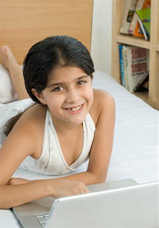 Portrait of a girl using a laptop and smiling Foto de stock - Sin royalties Premium, Código: 630-01876428