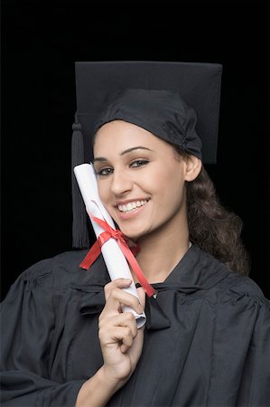 simsearch:630-01876527,k - Portrait d'un jeune diplômé femme titulaire d'un diplôme et souriant Photographie de stock - Premium Libres de Droits, Code: 630-01876508