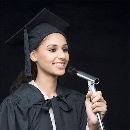 simsearch:630-01876527,k - Gros plan d'un jeune diplômé femelle prononçant un discours Photographie de stock - Premium Libres de Droits, Code: 630-01876509