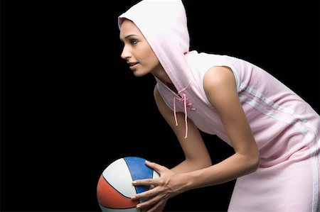simsearch:630-01876527,k - Profil de côté d'une jeune femme tenant un volley-ball Photographie de stock - Premium Libres de Droits, Code: 630-01876518