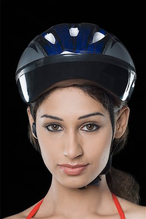 simsearch:630-01876527,k - Portrait d'une jeune femme portant un casque de vélo Photographie de stock - Premium Libres de Droits, Code: 630-01876580