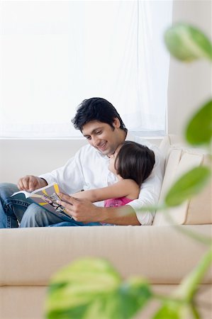 simsearch:630-01872706,k - Milieu adulte homme lisant un livre avec sa fille Photographie de stock - Premium Libres de Droits, Code: 630-01877171