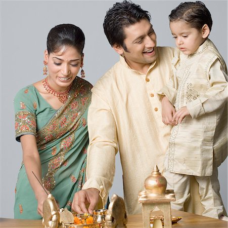 flower for mom asian - Couple with their son preparing for pooja Stock Photo - Premium Royalty-Free, Code: 630-01877184
