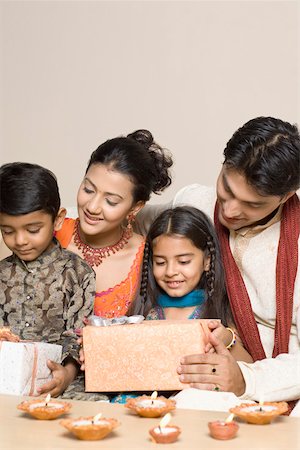 Young couple with their son and daughter holding diwali gifts Foto de stock - Sin royalties Premium, Código: 630-01877276