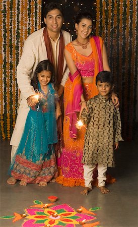 Portrait of a young couple with their son and daughter holding fulzharis Foto de stock - Sin royalties Premium, Código: 630-01877287