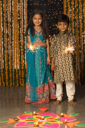 Boy and his sister holding sparklers Foto de stock - Sin royalties Premium, Código: 630-01877291