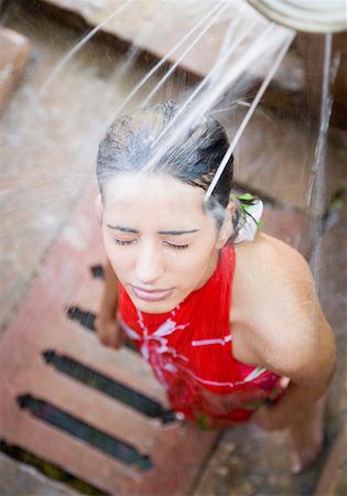 Vue grand angle d'une jeune femme de prendre une douche Photographie de stock - Premium Libres de Droits, Code: 630-01872956