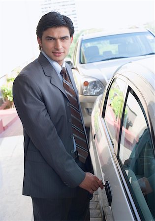 Portrait of a businessman unlocking a car Foto de stock - Sin royalties Premium, Código: 630-01873281