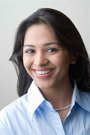 shirt collar - Portrait of a young woman smiling Foto de stock - Sin royalties Premium, Código: 630-01873385