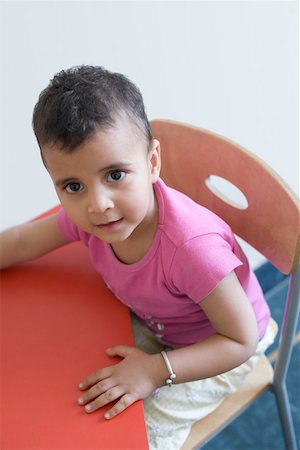 Close-up of a girl sitting at a table Foto de stock - Sin royalties Premium, Código: 630-01873427