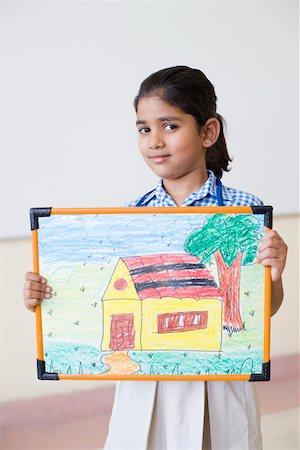 Portrait of a schoolgirl holding a painting and smiling Foto de stock - Sin royalties Premium, Código: 630-01873551