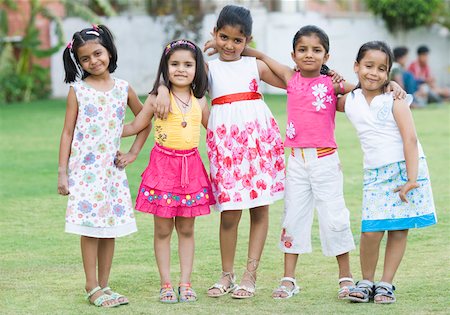 shoulders little girl - Portrait de cinq filles debout ensemble dans une pelouse et souriant Photographie de stock - Premium Libres de Droits, Code: 630-01873685