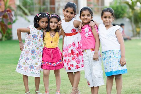 Portrait of five girls standing in a lawn Foto de stock - Sin royalties Premium, Código: 630-01873683