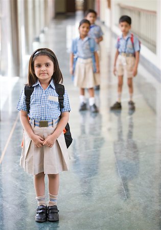 elementary age - Portrait d'un permanent d'écolière dans le couloir d'une école Photographie de stock - Premium Libres de Droits, Code: 630-01873762