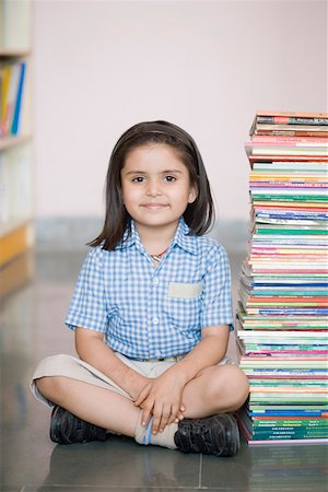 simsearch:630-01873514,k - Portrait of a schoolgirl sitting on the floor with a stack of books Foto de stock - Sin royalties Premium, Código: 630-01873799