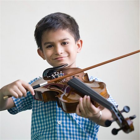 picture of young boy holding violin - Portrait d'un écolier, un violon et souriant Photographie de stock - Premium Libres de Droits, Code: 630-01873810