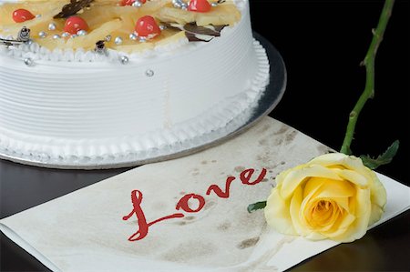 simsearch:630-02219911,k - Close-up of a yellow rose near a cake with a greeting card Stock Photo - Premium Royalty-Free, Code: 630-02220091