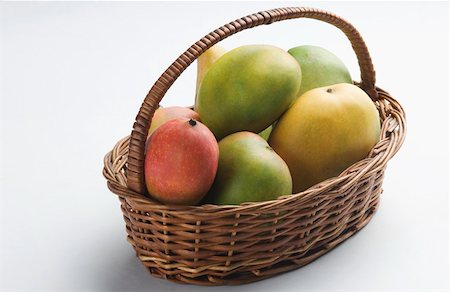 Mangoes in a wicker basket Stock Photo - Premium Royalty-Free, Code: 630-02220646