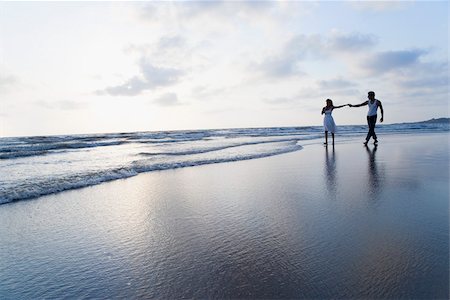 romantic couples anonymous - Couple walking on the beach Stock Photo - Premium Royalty-Free, Code: 630-02615188