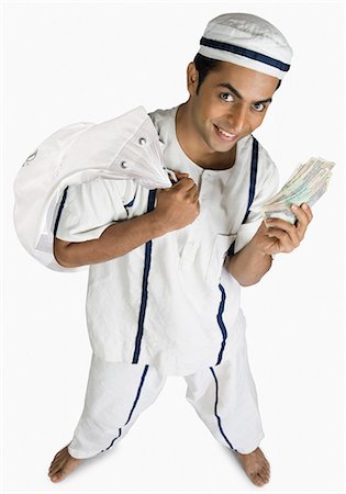 Portrait of a prisoner carrying a bag and showing paper currency Stock Photo - Premium Royalty-Free, Code: 630-03479486