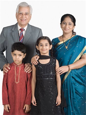 shirt collar - Senior man and a mature woman standing with their grandchildren Foto de stock - Sin royalties Premium, Código: 630-03479680