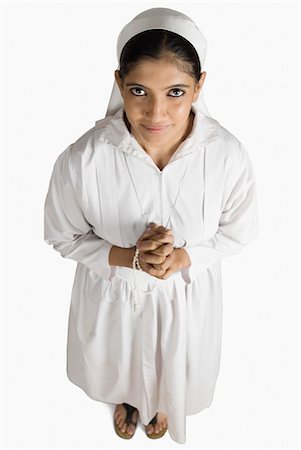 Portrait of a nun standing in a prayer position Foto de stock - Sin royalties Premium, Código: 630-03479701