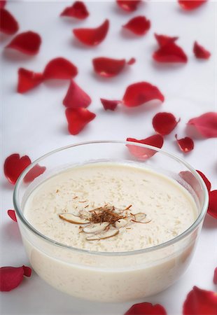 rose petals - Close-up of rice pudding in a bowl Stock Photo - Premium Royalty-Free, Code: 630-03479958