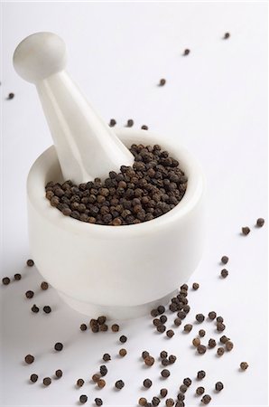 Black peppercorns in a mortar with pestle Stock Photo - Premium Royalty-Free, Code: 630-03480049